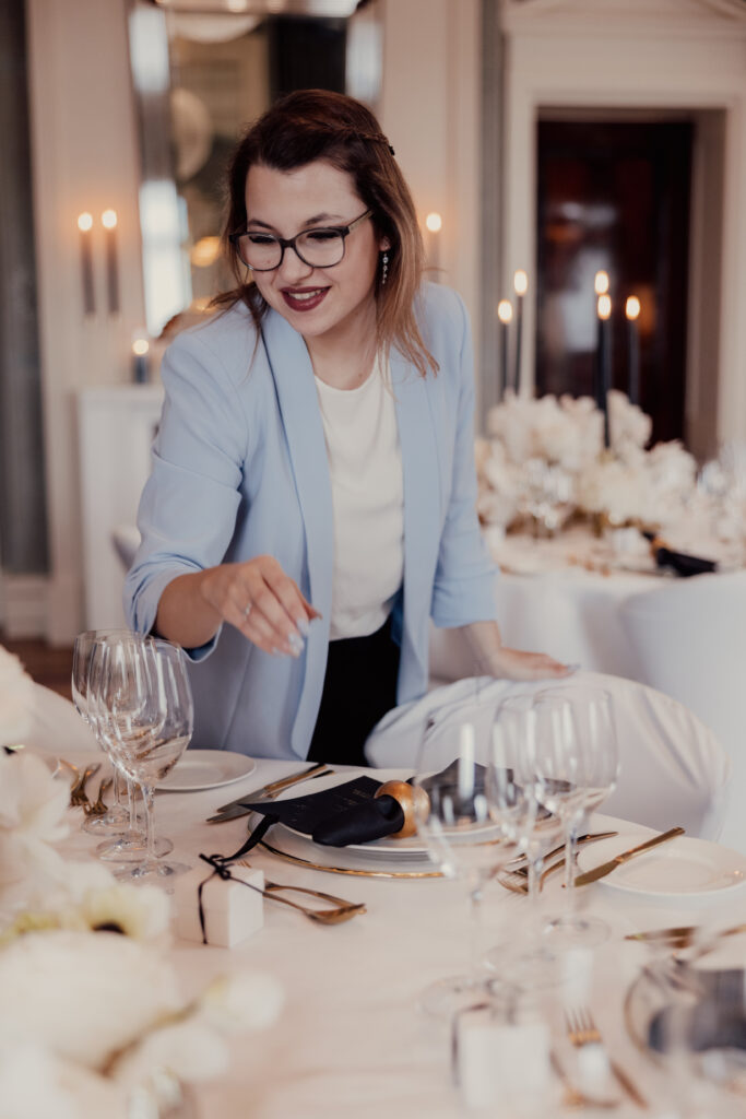 Hochzeitsplanerin bei der Arbeit in einer Hochzeitslocation, als Wedding Day Manager bei der Hochzeitsplanung